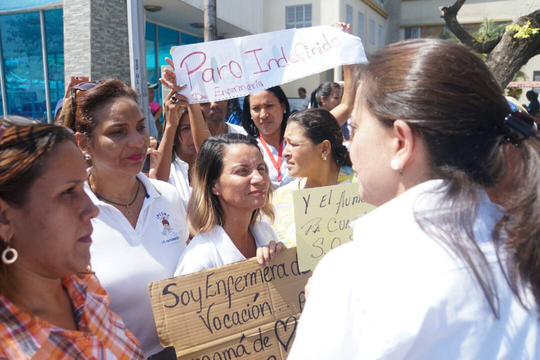 María Corina Machado acompaña protesta de enfermeras y a profesores de la USB en Vargas